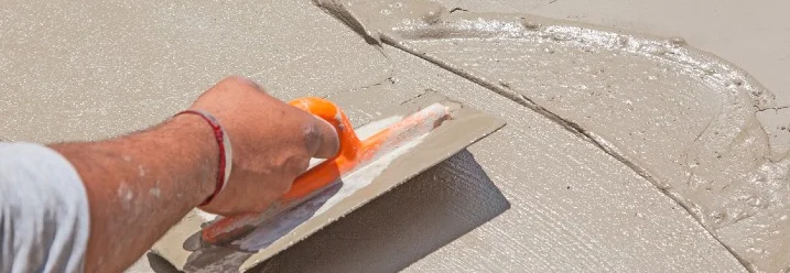 Person glättet Beton mit Glättkelle